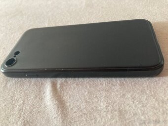 Ochranné púzdro čierne na iPhone SE 2020 - 4
