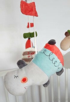 Hrajúci kolotoč nad postielku - 4