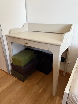 Nábytok IKEA – zrkadlo, komoda, koberec, kreslo, písací stôl - 4