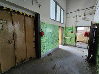 Priemyselná budova vo veľkom stráženom areáli - 4