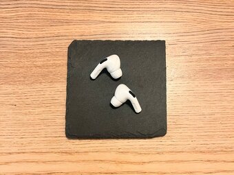 Apple AirPods Pro - 4