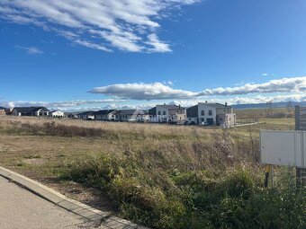 PREDAJ: STAV. POZEMOK S IS; 747 m2; Poprad - Mlynica; 133.50 - 4