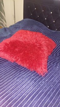 Červený chlpatý vankus - 4