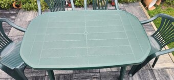 Predám komplet Plastový stôl +5 ks stoličky - 4