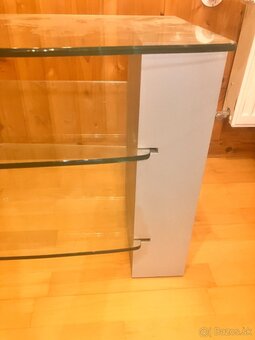 Skleneny stol pod tv - 4