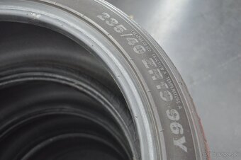 Predám letné pneu 235/40 R19 - 4