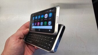 Retro mobil Nokia E7 - 4