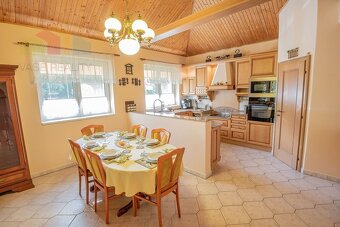 Krásny 7-izbový dom, 328 m² + 1389 m² pozemok, Trebostovo, o - 4