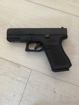 Predám airsoftovú zbraň WE Glock19 s blow backom a výbavou - 4
