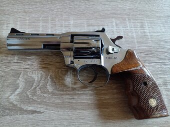 Predám revolver Bohemia Holek model 241 - 4