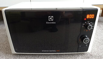 Funkčná mikrovlnná rúra Electrolux s grilom - 4