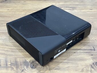 Samostatná herná konzola XBOX 360E 4GB - 4