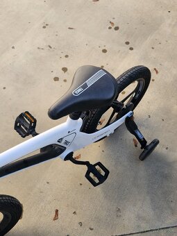 Detský bicykel s pomocnými kolieskami - 4