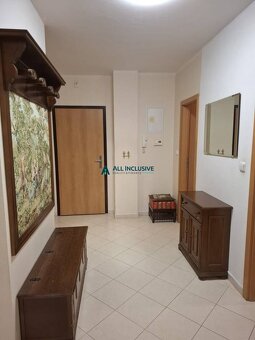 Priestranný byt v centre Bratislavy so záhradou - 4