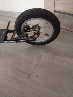 Kolobežka s nafukovacími kolesami pre dospelých a väčšie det - 4