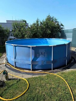 Predam velky batzen , priemer 4,6 , hlbka 1,2 m . - 4