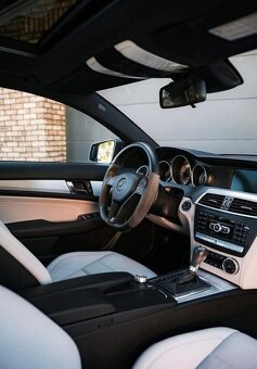 Mercedes Benz C350 - 4