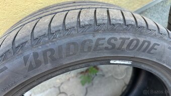 Predam 2 letne Brigestone 255/40R18 dezén okolo 5 mm.rok 202 - 4
