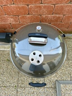 Predám gril Weber Master-Touch so zliatinovou panvicou Weber - 4