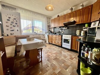 Veľký 6-izbový rodinný dom s krbom a garážou v pokojnej... - 4