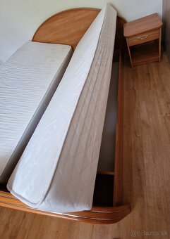 Manzelska postel s uloznym priestorom a 2 nocnymi stolikmi - 4