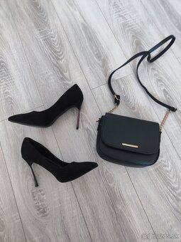 zelené šaty so zlatým zipsom, čierne lodičky, čierna kabelka - 4