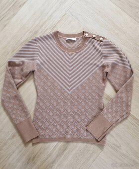 NOVE Guess pleteny monogram sveter XS - L - 4