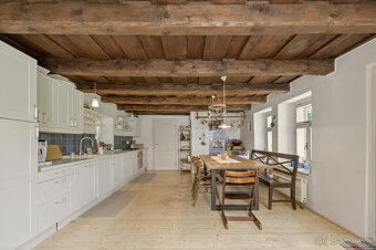 Poctivo zrekonštruovaný dom s pôvodnými prvkami v Hrachovišt - 4