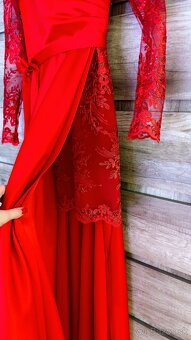 Červené spoločenské šaty s krajkou - 4