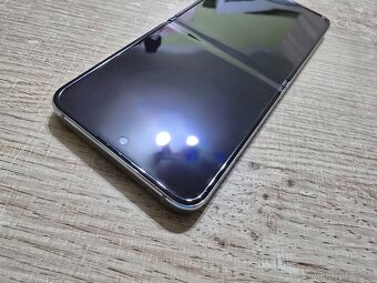Samsung flip 5 512gb v super stave ma len jemne skrabanceky - 4
