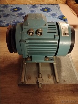 Elektromotor 1,5kw 380V 1420ot.s remenicovu. - 4