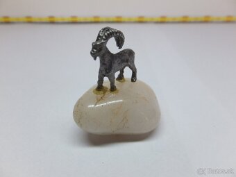 Stará vzácná miniatura, kovový kozoroh na leštěném kameni. - 4