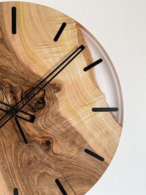 Nastenne hodiny z orechoveho dreva a epoxidu - 4