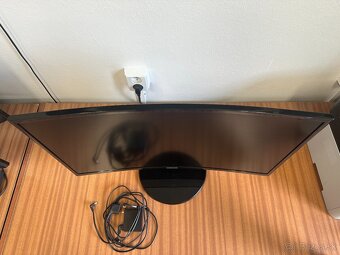 Zahnutý monitor Samsung 27" C27F390FHR - 4