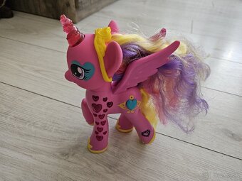 My Little Pony - Princezná Cadance
- 4