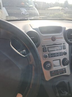 Kia Carens - 4