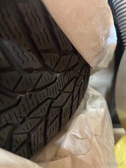 čierne kolesa obute zimné pneu nokian vo folii - 4