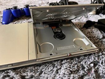 PlayStation 2 Slim - 4