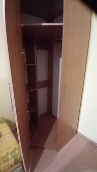 Skrine, 2x písacie stoly, pohovka - 4