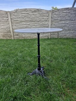 Okrúhly stolík z mramoru a liatiny - 4