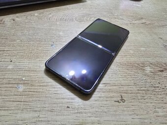 Samsung flip 4 plnefunckny v super stave ma len jemne znamky - 4