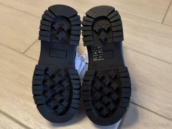 Predám úplne nové dievčenské čižmy, v. 30 - 4