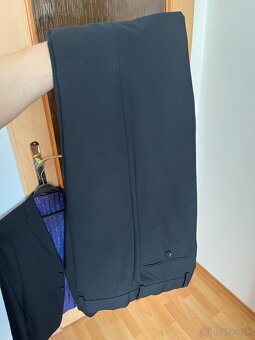 Čierny oblek značky Zekon - 4