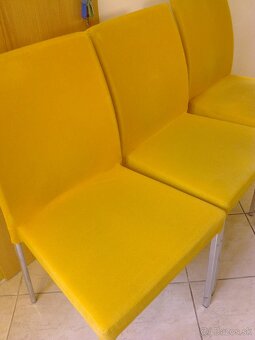 Dvere z masívu TV Philips, lampy, regál, stoličky. - 4