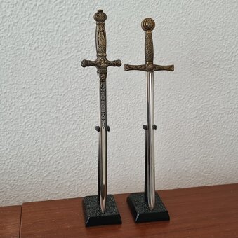 Miniatúrne historické helmy a meče - 4