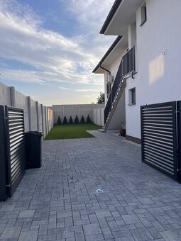 Exkluzívne 3 izbový byt s vlastným pozemkom a park. miestami - 4