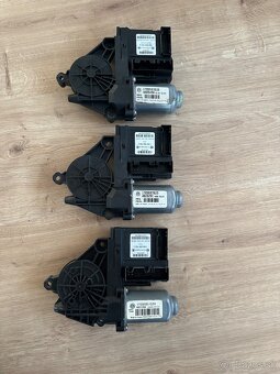 Škoda Octavia 2 pravý motorček okna - 4
