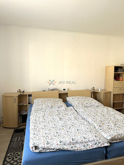 Priestranný 5-izbový rodinný dom s dvoma garážami a záhradou - 4