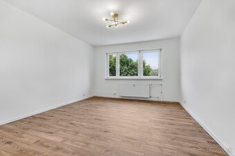 NA PREDAJ VEĽKÝ 3-IZBOVÝ BYT, KOMPLETNÁ REK., PETRŽALKA - 4
