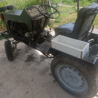 Traktor domácej výroby a vozík. - 4